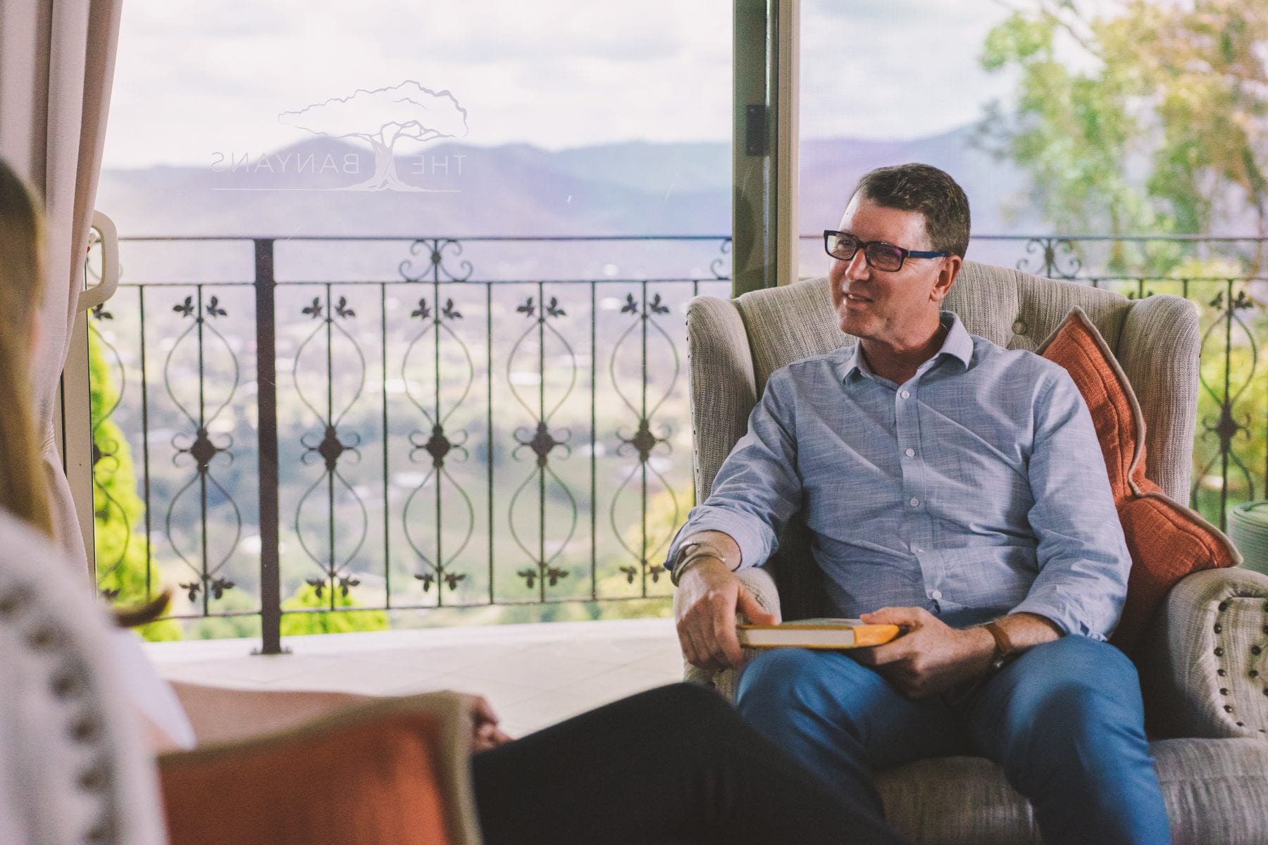 psychologist doing a session with a woman